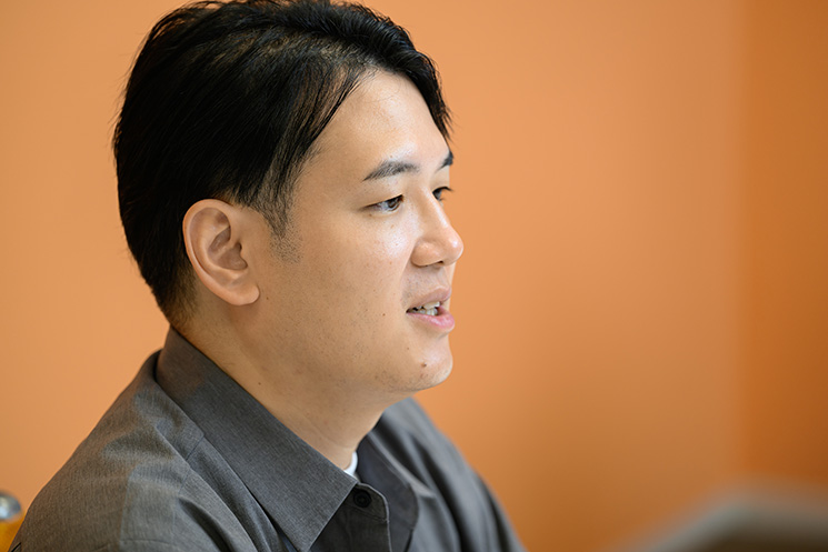 インタビューに応えるアワーズシップ株式会社の代表取締役・塩田悠麻さん