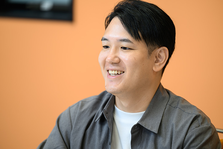 インタビューに応えるアワーズシップ株式会社の代表取締役・塩田悠麻さん