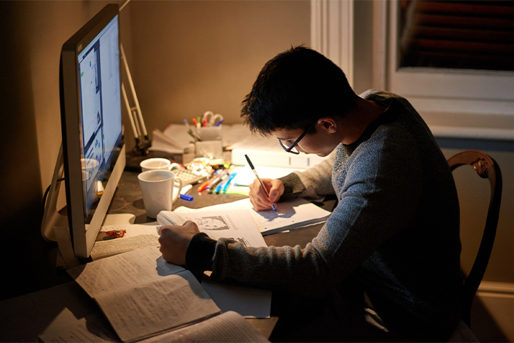 勉強している男性のイメージ