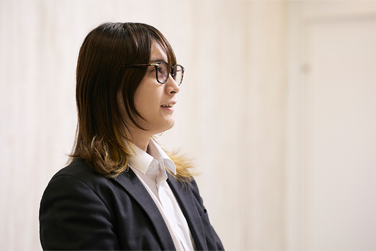 経産省で最初に手がけた大きなプロジェクトを振り返る津田さんの様子。入省間もない時期にも関わらず、ドローン航路のプロジェクトを主導した。