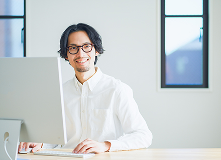 自社サービスに携わる開発系エンジニア／第二新卒歓迎／資格取得・外部研修費用補助／副業OK（申請不要）