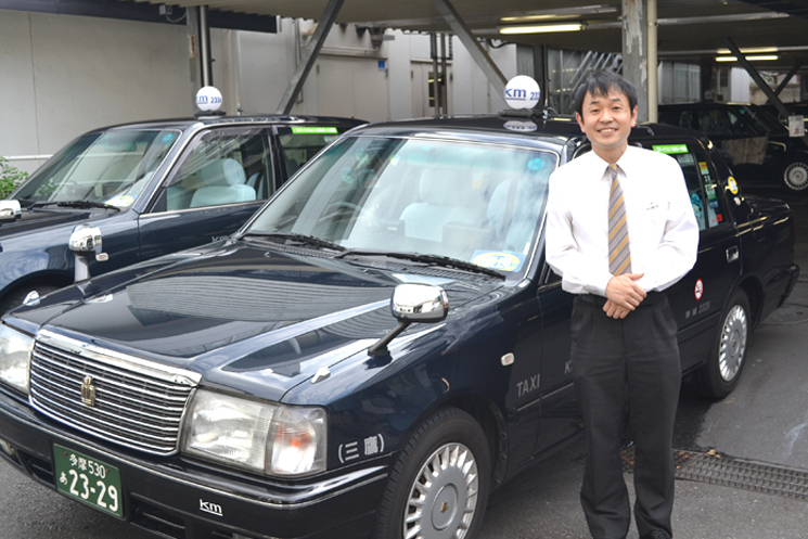 国際自動車の三鷹営業所に勤務する鈴木篤史氏