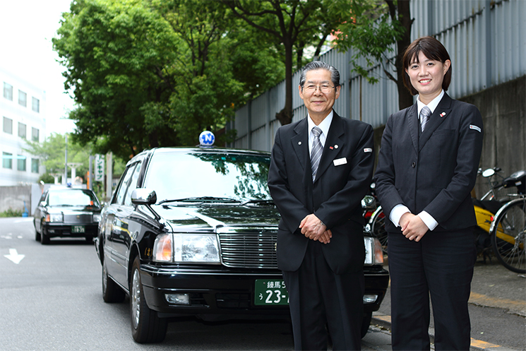 東洋交通株式会社　総統括班長　大崎 勝氏（写真左）乗務員　竹下さおりさん（写真右）
